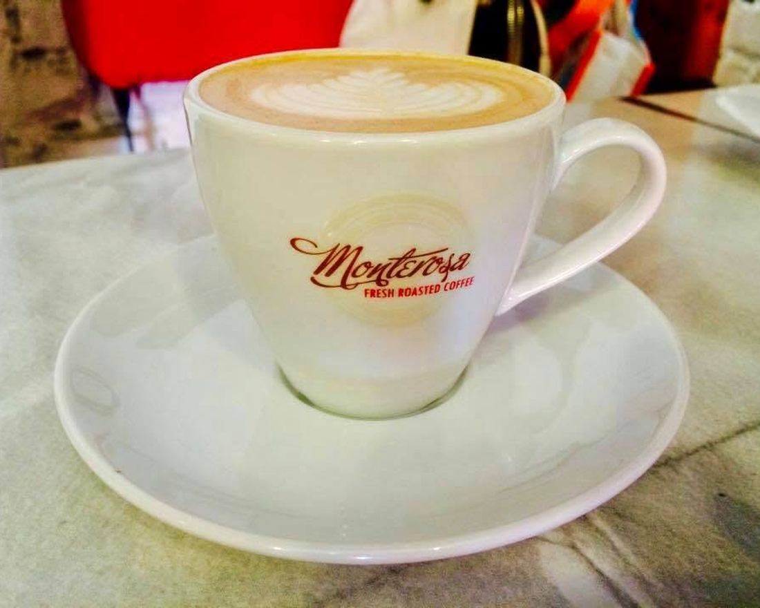 Cappuccino Monterosa csészében a Somfa Cukrászdában